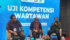 FOTO: Kepala Dinas Komunikasi dan Informatika (Diskominfo) Provinsi Jawa Timur, Sherlita Ratna Dewi Agustin, S.Si., M.IP., (tengah) saat menghadiri kegiatan Uji Kompetensi Wartawan (UKW). @by_News9.id