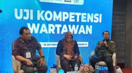 FOTO: Kepala Dinas Komunikasi dan Informatika (Diskominfo) Provinsi Jawa Timur, Sherlita Ratna Dewi Agustin, S.Si., M.IP., (tengah) saat menghadiri kegiatan Uji Kompetensi Wartawan (UKW). @by_News9.id