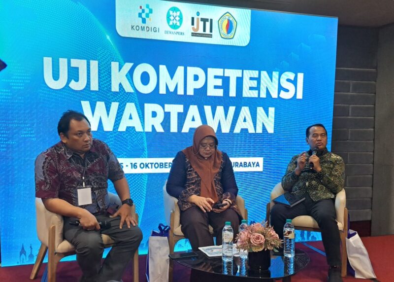 FOTO: Kepala Dinas Komunikasi dan Informatika (Diskominfo) Provinsi Jawa Timur, Sherlita Ratna Dewi Agustin, S.Si., M.IP., (tengah) saat menghadiri kegiatan Uji Kompetensi Wartawan (UKW). @by_News9.id