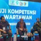 FOTO: Kepala Dinas Komunikasi dan Informatika (Diskominfo) Provinsi Jawa Timur, Sherlita Ratna Dewi Agustin, S.Si., M.IP., (tengah) saat menghadiri kegiatan Uji Kompetensi Wartawan (UKW). @by_News9.id