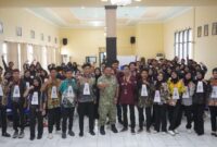 FOTO: Komandan Kodim (Dandim) 0827/Sumenep Letkol Inf Citra Persada, bersama mahasiswa Unija. @by_News9.id