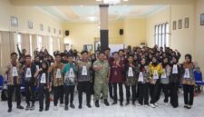 FOTO: Komandan Kodim (Dandim) 0827/Sumenep Letkol Inf Citra Persada, bersama mahasiswa Unija. @by_News9.id