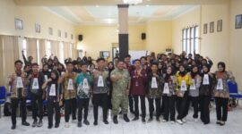 FOTO: Komandan Kodim (Dandim) 0827/Sumenep Letkol Inf Citra Persada, bersama mahasiswa Unija. @by_News9.id