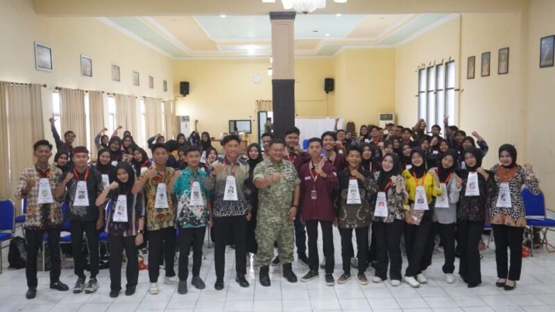 FOTO: Komandan Kodim (Dandim) 0827/Sumenep Letkol Inf Citra Persada, bersama mahasiswa Unija. @by_News9.id