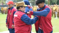 FOTO: Wakil Bupati Sumenep, KH. Imam Hasyim, secara simbolis melepas kontingen. @by_News9.id