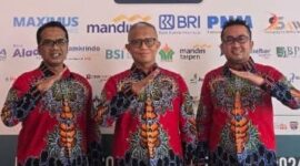 FOTO: H. Hairil Fajar (tengah), Direktur Utama BPRS Bhakti Sumekar, @by_News9.id