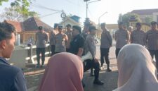 FOTO: Massa aksi dari Pemuda Peduli Desa (PPD) di depan Mapolresta Sumenep, @by_News9.id
