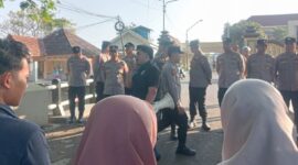 FOTO: Massa aksi dari Pemuda Peduli Desa (PPD) di depan Mapolresta Sumenep, @by_News9.id