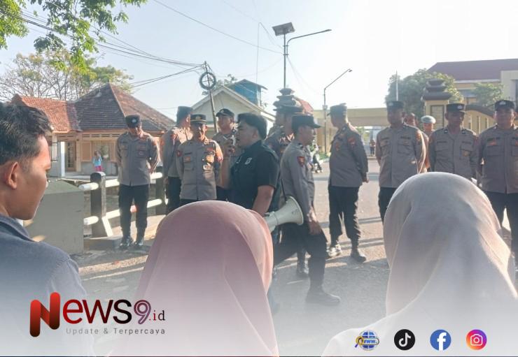 FOTO: Massa aksi dari Pemuda Peduli Desa (PPD) di depan Mapolresta Sumenep, @by_News9.id