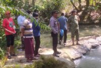 FOTO: Kapolsek Ambunten bersama anggota Koramil saat mendatangi TKP. @by_News9.id