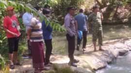 FOTO: Kapolsek Ambunten bersama anggota Koramil saat mendatangi TKP. @by_News9.id