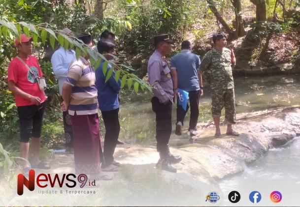 FOTO: Kapolsek Ambunten bersama anggota Koramil saat mendatangi TKP. @by_News9.id