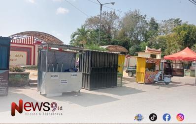 FOTO: Gerobak atau rombong Pedagang Kaki Lima (PKL) terpampang di kawasan depan Lapangan Giling, @by_News9.id
