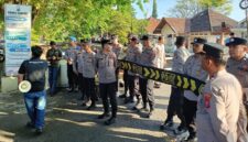 FOTO: Pemuda Peduli Desa (PPD) saat menggelar aksi di depan Mapolresta Sumenep, untuk segera menetapkan Asmawi sebagai tersangka. @by_News9.id