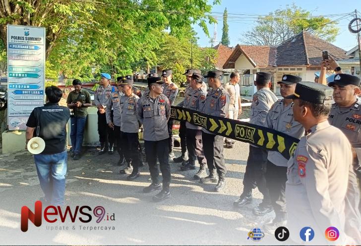 FOTO: Pemuda Peduli Desa (PPD) saat menggelar aksi di depan Mapolresta Sumenep, untuk segera menetapkan Asmawi sebagai tersangka. @by_News9.id