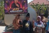 FOTO: Komunitas pendukung Ari Adriyansah, saat menyalurkan bantuan air bersih. @by_News9.id