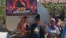 FOTO: Komunitas pendukung Ari Adriyansah, saat menyalurkan bantuan air bersih. @by_News9.id