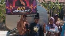 FOTO: Komunitas pendukung Ari Adriyansah, saat menyalurkan bantuan air bersih. @by_News9.id
