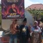 FOTO: Komunitas pendukung Ari Adriyansah, saat menyalurkan bantuan air bersih. @by_News9.id