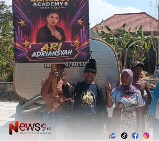 FOTO: Komunitas pendukung Ari Adriyansah, saat menyalurkan bantuan air bersih. @by_News9.id