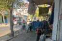 FOTO: Praktik pemanfaatan trotoar untuk aktivitas perdagangan dan bengkel di sepanjang jalan Dr. Cipto. @by_News9.id