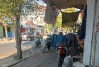 FOTO: Praktik pemanfaatan trotoar untuk aktivitas perdagangan dan bengkel di sepanjang jalan Dr. Cipto. @by_News9.id