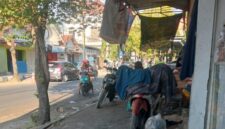 FOTO: Praktik pemanfaatan trotoar untuk aktivitas perdagangan dan bengkel di sepanjang jalan Dr. Cipto. @by_News9.id