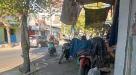 FOTO: Praktik pemanfaatan trotoar untuk aktivitas perdagangan dan bengkel di sepanjang jalan Dr. Cipto. @by_News9.id