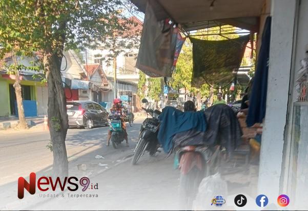 FOTO: Praktik pemanfaatan trotoar untuk aktivitas perdagangan dan bengkel di sepanjang jalan Dr. Cipto. @by_News9.id