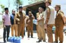 FOTO: Bupati Sumenep Achmad Fauzi Wongsojudo (topi hitam) saat turun langsung meninjau dan memastikan penyaluran bantuan air bersih. @by_News9.id