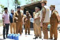 FOTO: Bupati Sumenep Achmad Fauzi Wongsojudo (topi hitam) saat turun langsung meninjau dan memastikan penyaluran bantuan air bersih. @by_News9.id