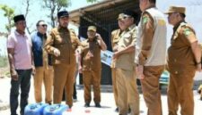 FOTO: Bupati Sumenep Achmad Fauzi Wongsojudo (topi hitam) saat turun langsung meninjau dan memastikan penyaluran bantuan air bersih. @by_News9.id