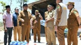 FOTO: Bupati Sumenep Achmad Fauzi Wongsojudo (topi hitam) saat turun langsung meninjau dan memastikan penyaluran bantuan air bersih. @by_News9.id