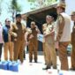 FOTO: Bupati Sumenep Achmad Fauzi Wongsojudo (topi hitam) saat turun langsung meninjau dan memastikan penyaluran bantuan air bersih. @by_News9.id