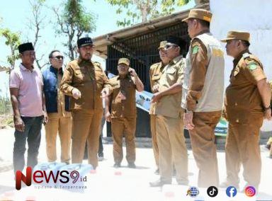 FOTO: Bupati Sumenep Achmad Fauzi Wongsojudo (topi hitam) saat turun langsung meninjau dan memastikan penyaluran bantuan air bersih. @by_News9.id
