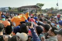FOTO: Jenazah korban dievakuasi dibawa ke Dermaga Pelabuhan Tanjung Tembaga. @by_News9.id