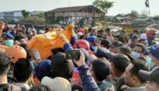 FOTO: Jenazah korban dievakuasi dibawa ke Dermaga Pelabuhan Tanjung Tembaga. @by_News9.id