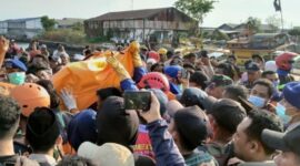FOTO: Jenazah korban dievakuasi dibawa ke Dermaga Pelabuhan Tanjung Tembaga. @by_News9.id