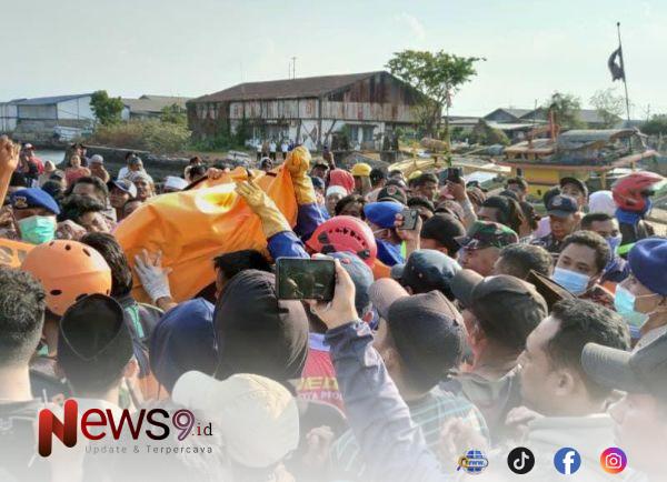 FOTO: Jenazah korban dievakuasi dibawa ke Dermaga Pelabuhan Tanjung Tembaga. @by_News9.id