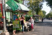 FOTO: PKL terlihat di depan MAN Sumenep, Jalan KH. Agus Salim, Desa Pangarangan, @by_News9.id