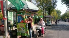 FOTO: PKL terlihat di depan MAN Sumenep, Jalan KH. Agus Salim, Desa Pangarangan, @by_News9.id