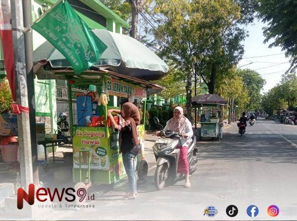 FOTO: PKL terlihat di depan MAN Sumenep, Jalan KH. Agus Salim, Desa Pangarangan, @by_News9.id