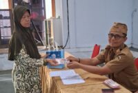 FOTO: Penyaluran Bantuan Langsung Tunai Dana Desa (BLT-DD) kepada Keluarga Penerima Manfaat (KPM). @by_News9.id