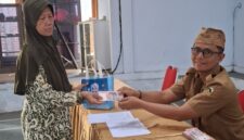 FOTO: Penyaluran Bantuan Langsung Tunai Dana Desa (BLT-DD) kepada Keluarga Penerima Manfaat (KPM). @by_News9.id