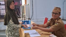 FOTO: Penyaluran Bantuan Langsung Tunai Dana Desa (BLT-DD) kepada Keluarga Penerima Manfaat (KPM). @by_News9.id