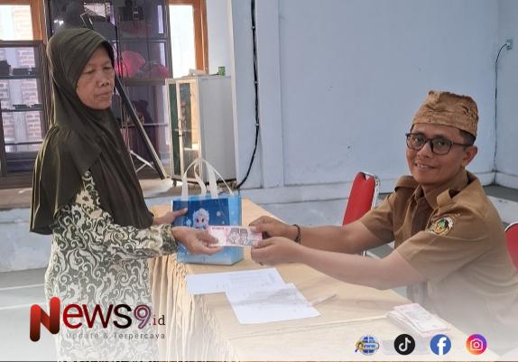 FOTO: Penyaluran Bantuan Langsung Tunai Dana Desa (BLT-DD) kepada Keluarga Penerima Manfaat (KPM). @by_News9.id