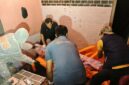 FOTO: Petugas bersama personel Polresta Sumenep saat mengevakuasi korban. @by_News9.id