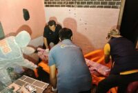 FOTO: Petugas bersama personel Polresta Sumenep saat mengevakuasi korban. @by_News9.id