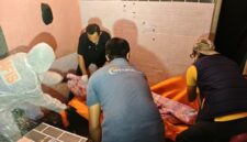 FOTO: Petugas bersama personel Polresta Sumenep saat mengevakuasi korban. @by_News9.id