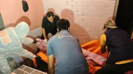 FOTO: Petugas bersama personel Polresta Sumenep saat mengevakuasi korban. @by_News9.id